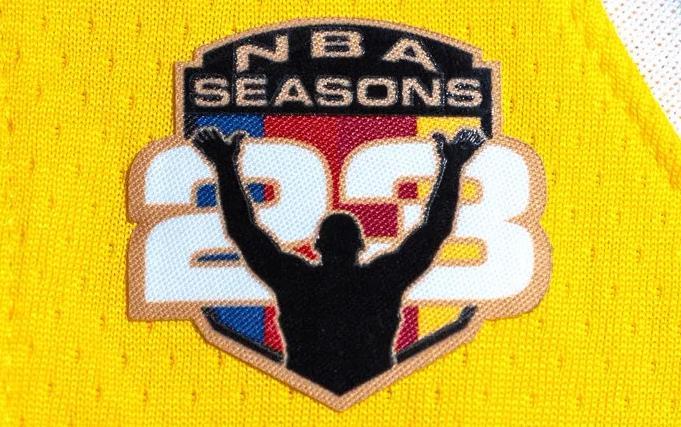 世界杯官网入口-这是要退役了吗？詹姆斯将在剩余比赛中佩戴纪念臂章！