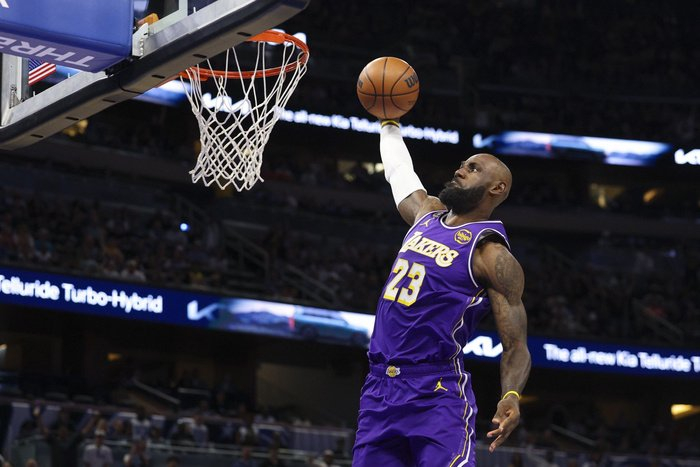 詹姆斯因左脚伤缺战雷霆，湖人四天三赛调整负荷|勒布朗|俄克拉荷马雷霆队|达拉斯独行侠队|洛杉矶湖人队|斯特林-布朗_新浪体育_新浪新闻